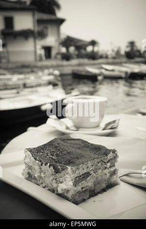 Kuchen und Kaffee am See in Gardasee, Italien. Stockfoto