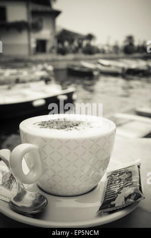 Kaffee am See in Gardasee, Italien. Stockfoto