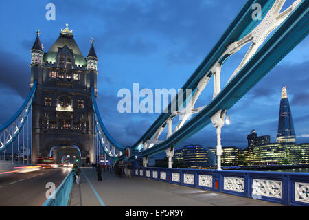 London Tower Bridge Zur Blauen Stunde Stockfoto