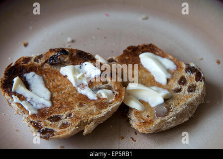 Gebutterte Hot Cross Buns bereit zum Essen am Ostersonntag Stockfoto