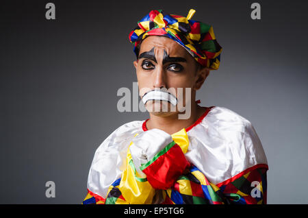 Traurige Clown vor einem dunklen Hintergrund Stockfoto