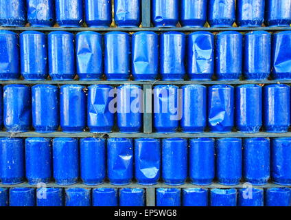 Wand aus blau lackiertem Metall gebrauchte Dosen Hintergrund Stockfoto