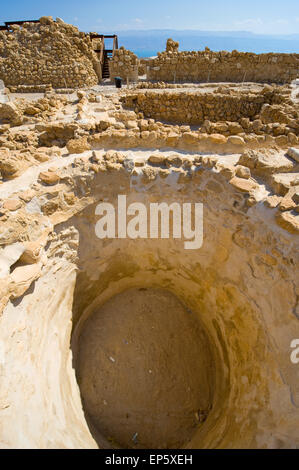 Eines der Wasserbecken in Qumran in Israel Stockfoto