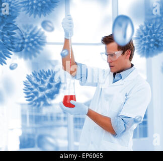 Junge Wissenschaftler, die eine Flüssigkeit in einem Testtube pipettieren Stockfoto