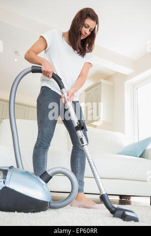 Frau, die Reinigung des Teppichs im Wohnzimmer Stockfoto