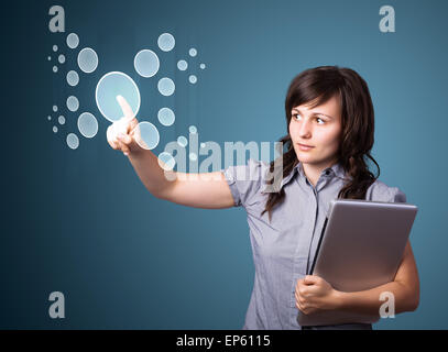 Geschäftsfrau, die High-Tech-Typ des modernen Tasten drücken Stockfoto