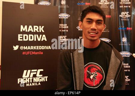 Pasay City, Philippinen. 14. Mai 2015. Mark Eddiva, der Philippinen, posieren für die lokalen Medien am Solaire Resorts und Casinos in Pasay City. UFC-Kämpfer sprach mit den Medien zwei Tage vor ihrem geplanten Kampf in der Mall von Asien Arena am 16. Mai. Bildnachweis: Pazifische Presse/Alamy Live-Nachrichten Stockfoto