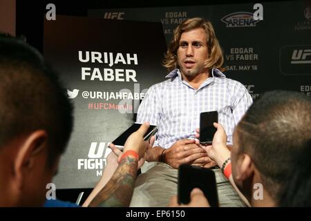 Pasay City, Philippinen. 14. Mai 2015. Urijah Faber wird Inteviewed von den lokalen Medien am Solaire Resorts und Casinos in Pasay City. UFC-Kämpfer sprach mit den Medien zwei Tage vor ihrem geplanten Kampf in der Mall von Asien Arena am 16. Mai. Bildnachweis: Pazifische Presse/Alamy Live-Nachrichten Stockfoto