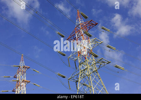 Strommasten Linie vor einem bewölkten blauen Himmel. Stockfoto