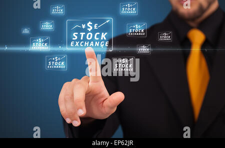 Geschäftsmann, die moderne Art der Schaltflächen drücken Stockfoto