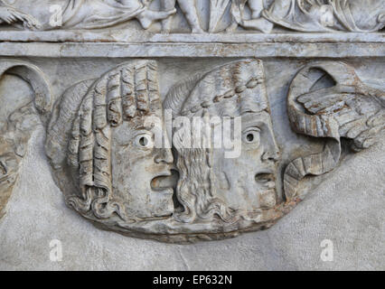 Sarkophag. Dekoration des tragischen Masken. Marmor. 150-160 N. CHR.. Rom. Römische Nationalmuseum. Thermen des Diokletian. Rom. Italien. Stockfoto