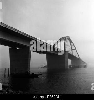 Sterben Sie Im April 1963 wohlerlaubten Brücke Über Den Fehmarnsund, Deutschland 1960er Jahre. Brücke über den Fehmarnsund eröffnet in Plüsch Stockfoto