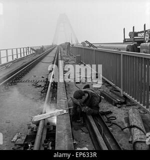 Sterben Sie Im April 1963 wohlerlaubten Brücke Über Den Fehmarnsund Im Bauzustand, Deutschland 1960er Jahre. Brücke über den Fehmarnsund, Stockfoto