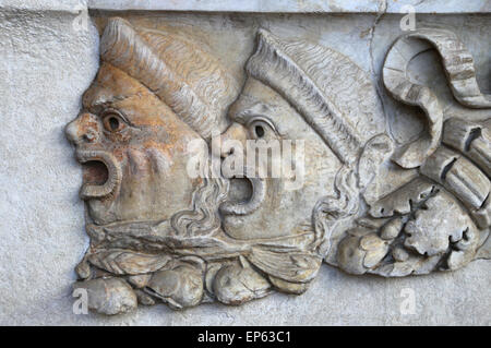 Sarkophag. Dekoration des tragischen Masken. Marmor. 150-160 N. CHR.. Rom. Römische Nationalmuseum. Thermen des Diokletian. Rom. Italien. Stockfoto