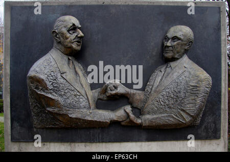 Das "Adenauer-de Gaulle-Denkmal" (von Chantaldela Chauviniere-Riant), 12. Dezember 2013, Berlin-Tiergarten. Stockfoto