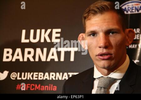 Pasay City, Philippinen. 14. Mai 2015. Luke Barnatt aus dem Vereinigten Königreich, wird von den lokalen Medien am Solaire Resorts und Casinos in Pasay City interviewt. UFC-Kämpfer sprach mit den Medien zwei Tage vor ihrem geplanten Kampf in der Mall von Asien Arena am 16. Mai. Bildnachweis: Pazifische Presse/Alamy Live-Nachrichten Stockfoto