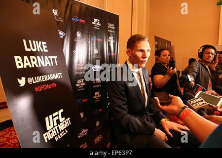 Pasay City, Philippinen. 14. Mai 2015. Luke Barnatt aus dem Vereinigten Königreich, wird von den lokalen Medien am Solaire Resorts und Casinos in Pasay City interviewt. UFC-Kämpfer sprach mit den Medien zwei Tage vor ihrem geplanten Kampf in der Mall von Asien Arena am 16. Mai. Bildnachweis: Pazifische Presse/Alamy Live-Nachrichten Stockfoto