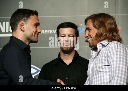 Pasay City, Philippinen. 14. Mai 2015. Frankie Edgar (L) shake Hands mit Urijah Faber (R) am Solaire Resorts und Casinos in Pasay City. UFC-Kämpfer sprach mit den Medien zwei Tage vor ihrem geplanten Kampf in der Mall von Asien Arena am 16. Mai. Bildnachweis: Pazifische Presse/Alamy Live-Nachrichten Stockfoto