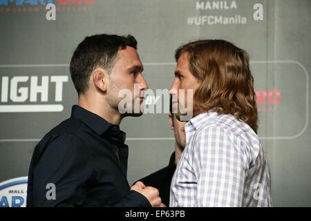 Pasay City, Philippinen. 14. Mai 2015. Frankie Edgar (L) mit Urijah Faber (R) am Solaire Resorts und Casinos in Pasay City antreten. UFC-Kämpfer sprach mit den Medien zwei Tage vor ihrem geplanten Kampf in der Mall von Asien Arena am 16. Mai. Bildnachweis: Pazifische Presse/Alamy Live-Nachrichten Stockfoto