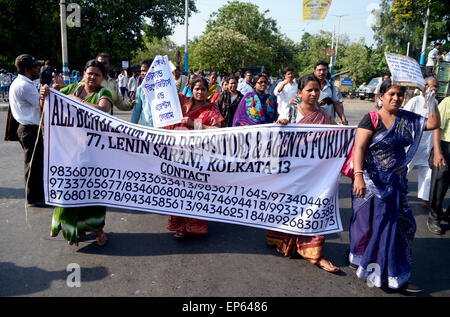 Kolkata, Indien. 13. Mai 2015. Alle Bengalen Chit Fonds Einleger und Agent Forum Marsch mit Banner und Plakate auf die organisierten Kundgebung anspruchsvolle Sicherheit für Chit Fonds Agenten und auch fordert die Rückgabe des Investoren Geld. © Saikat Paul/Pacific Press/Alamy Live-Nachrichten Stockfoto