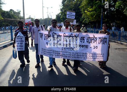 Kolkata, Indien. 13. Mai 2015. Alle Bengalen Chit Fonds Einleger und Agent Forum Marsch mit Banner und Plakate auf die organisierten Kundgebung anspruchsvolle Sicherheit für Chit Fonds Agenten und auch fordert die Rückgabe des Investoren Geld. © Saikat Paul/Pacific Press/Alamy Live-Nachrichten Stockfoto