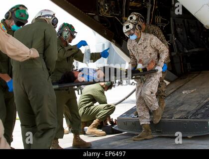 Kathmandu, Nepal. 13. Mai 2015. US-Militärangehörige aus gemeinsamen Task Force 505 entladen verletzten aus einem Marine Corps Osprey eine medizinische Triage Bereich Einrichtung am Tribhuvan International Airport 13. Mai 2015 in Kathmandu, Nepal. Ein 7,3 Größenordnung Nachbeben Erdbeben das Königreich nach dem Erdbeben der Stärke 7,8 am 25. April. Stockfoto