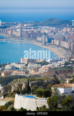 Fuengirola, Costa Del Sol, Provinz Malaga, Andalusien, Südspanien. Hohen Blick auf das Resort zeigen, Strände und Hafen. Prop Stockfoto