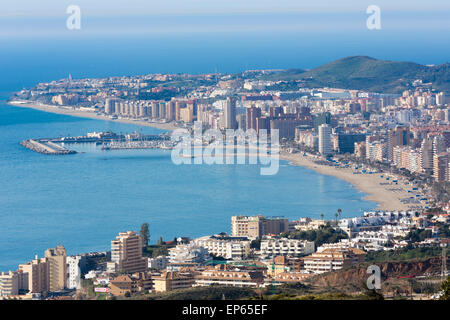 Fuengirola, Costa Del Sol, Provinz Malaga, Andalusien, Südspanien. Hohen Blick auf das Resort zeigen, Strände und Hafen. Stockfoto