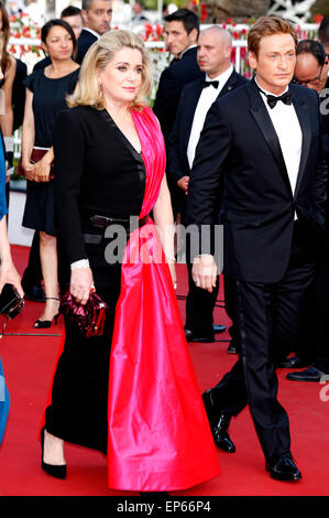 Catherine Deneuve und Benoit Magimel Teilnahme an der Opening Night mit der Premiere von "La tête haute/Standing Tall" bei den 68. Filmfestspielen von Cannes am 13. Mai 2015 Stockfoto