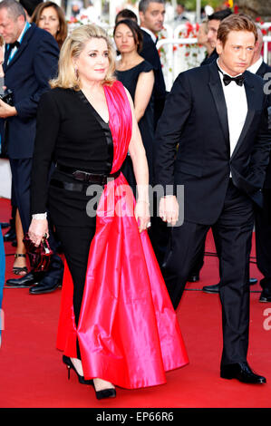 Catherine Deneuve und Benoit Magimel Teilnahme an der Opening Night mit der Premiere von "La tête haute/Standing Tall" bei den 68. Filmfestspielen von Cannes am 13. Mai 2015 Stockfoto