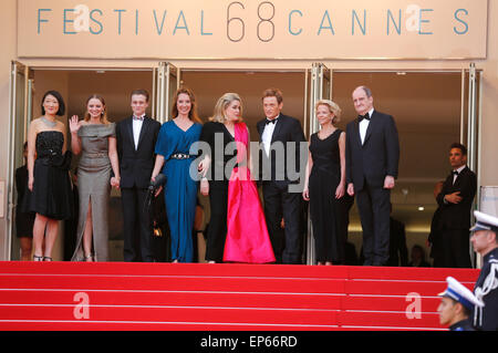 Fleur Pellerin, Sara Forestier, Rod Paradot, Emmanuelle Bercot, Catherine Deneuve, Benoit Magimel, Frederique Bredin und Pierre Lescure Teilnahme an der Opening Night mit der Premiere von "La tête haute/Standing Tall" bei den 68. Filmfestspielen von Cannes am 13. Mai 2015 Stockfoto