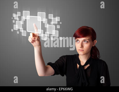Geschäftsfrau, die High-Tech-Typ des modernen Tasten drücken Stockfoto