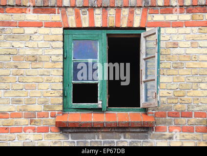 Fenster mit grünen Rahmen und fehlende Glas Stockfoto