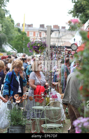 Weibliche Käufer auf der Suche und den Kauf Gartenverzierungen bei RHS Hampton Court Flower Show, Juli 2014 Stockfoto
