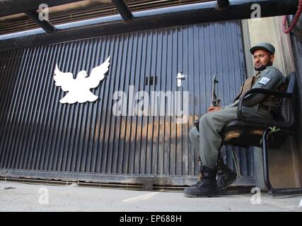 Kabul, Afghanistan. 14. Mai 2015. Ein afghanischer Polizist hält am Eingang eines Guest house in Kabul, Afghanistan, 14. Mai 2015 beobachten. Die Taliban am Donnerstag übernahm die Verantwortung für einen Anschlag in einem Guest House in der afghanischen Hauptstadt Kabul über Nacht Mittwoch die fünf Personen, darunter mindestens drei Ausländer Tote. Bildnachweis: Rahmin/Xinhua/Alamy Live-Nachrichten Stockfoto