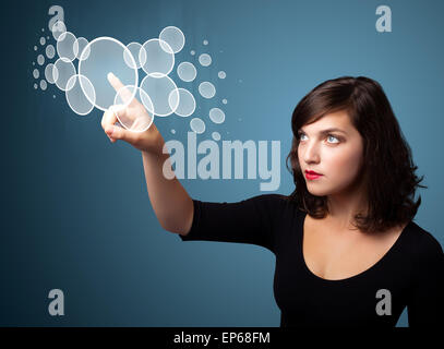 Geschäftsfrau, die High-Tech-Typ des modernen Tasten drücken Stockfoto