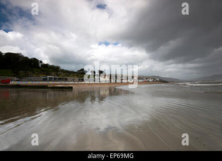 Ein stürmischer Nachmittag am Strand von Lyme Regis, Dorset England UK Stockfoto