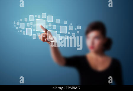 Geschäftsfrau, die High-Tech-Typ des modernen Tasten drücken Stockfoto