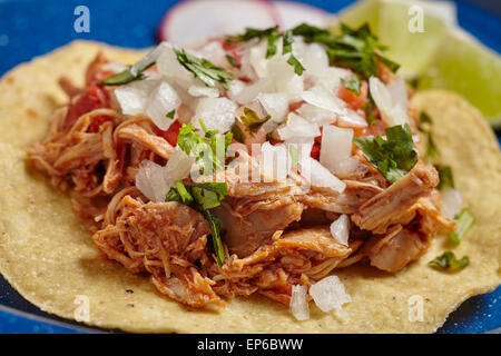 Zerkleinerte Huhn Tostada, einen klassischen "mexikanischen Straße" Futternapf Stockfoto