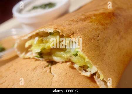 Zwiebel Chili Masala Dosa, eine klassische indische Straße Nahrung Stockfoto