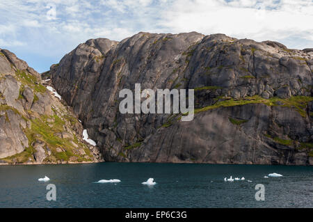 Kleine Blaue Eisberge in Prinz Christian Sound, südlichen Grönland Stockfoto