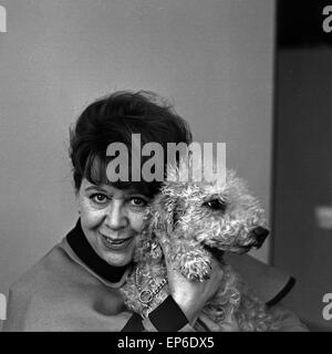 Deutsche Volksschauspielerin, Chanson-Sängerin und Kabarettistin Brigitte Mira, Deutschland 1960er Jahre. Die deutsche Schauspielerin, ch Stockfoto