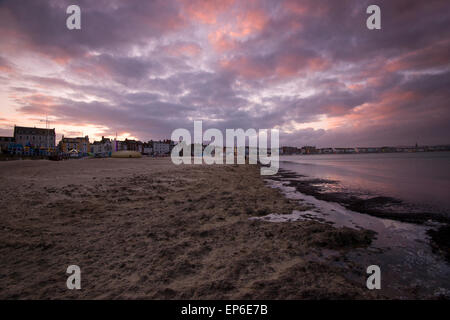 Sonnenuntergang am Strand von Weymouth, Dorset England UK Stockfoto