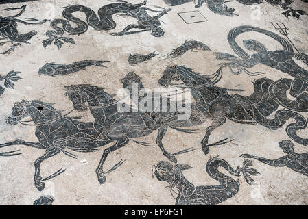 Mosaik-Details in der alten Stadt von Ostia, Rom, Italien. 'Bäder von Neptun' eine alte römische thermische Einrichtung mit Mosaik. Stockfoto