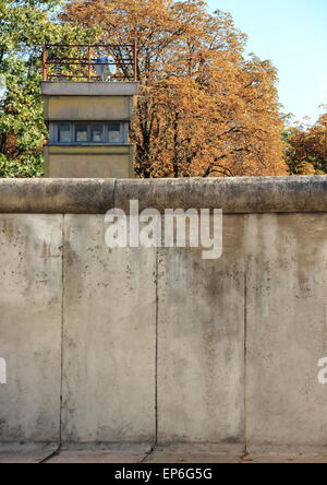 Berliner Mauer Deutschland mit Wachturm im Herbst Stockfoto