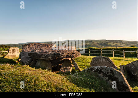 Arthur's Stone, Dorstone, Herefordshire, Großbritannien. Ein neolithisches Kammergrab (Dolmen) mit Blick auf das Golden Valley und die fernen Black Mountains Stockfoto
