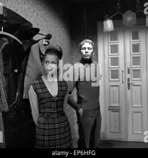 Die Unverbesserlichen, Fernsehserie, Deutschland 1965, Regie: Claus Peter Witt, Monia: Helga Anders, Gernot Endemann Stockfoto