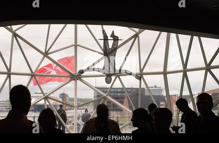 Kiel, Deutschland. 14. April 2015. Journalisten stehen vor einer Kunstinstallation und der Flagge von Malta am Heck an Bord des Kreuzfahrtschiffes Schiff "Mein Schiff 4" in Kiel, Deutschland, 14. April 2015. Dies ist das erste Mal, dass das Kreuzfahrtschiff "Mein Shiff 4" einen deutschen Hafen Liegeplätze. Das Schiff ist im Hafen von Kiel am 5. Juni 2015 getauft werden. Bildnachweis: Dpa picture Alliance/Alamy Live News Stockfoto