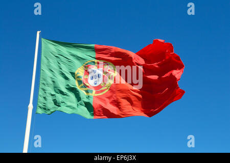 Große Nationalflagge Portugals bei den Park Eduardo Vii in Lissabon Stockfoto