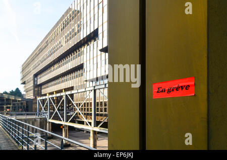 Aufkleber lesen 'En Grève"(auf Stike) an die Europäische Kommission (Bâtiment Jean Monnet) im Europaviertel, Luxemburg Stockfoto